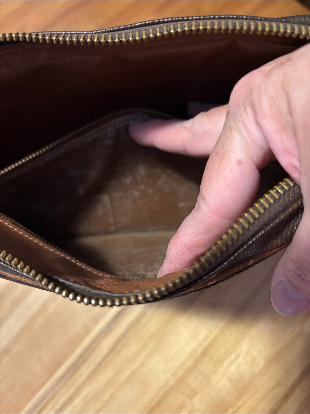 BUY THE CLUTCH/WRISTLET AT ASKING PRICE AND GET THE WALLET INCLUDED FOR FREE. - Picture 13 of 16